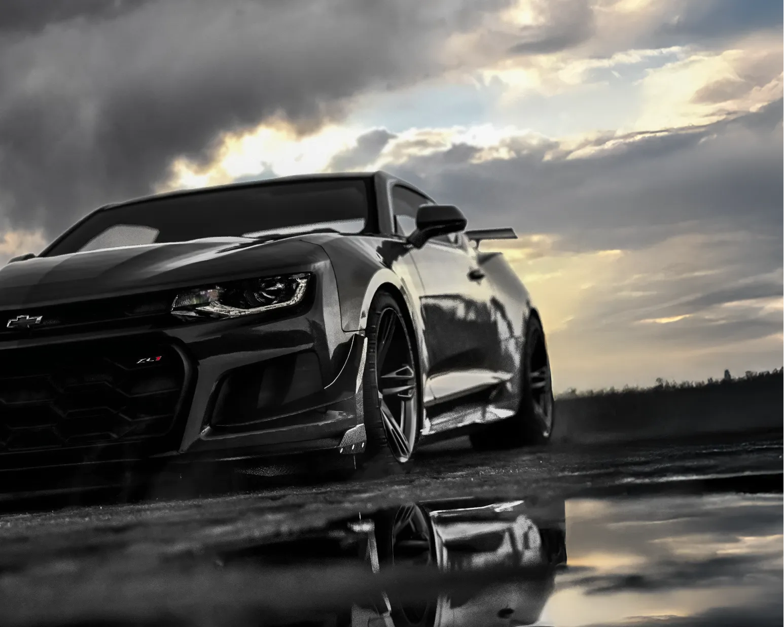 3D-Rendering eines schwarzen Chevrolet Camaro ZL1 aus niedrigem Winkel vor dramatischem Wolkenhimmel