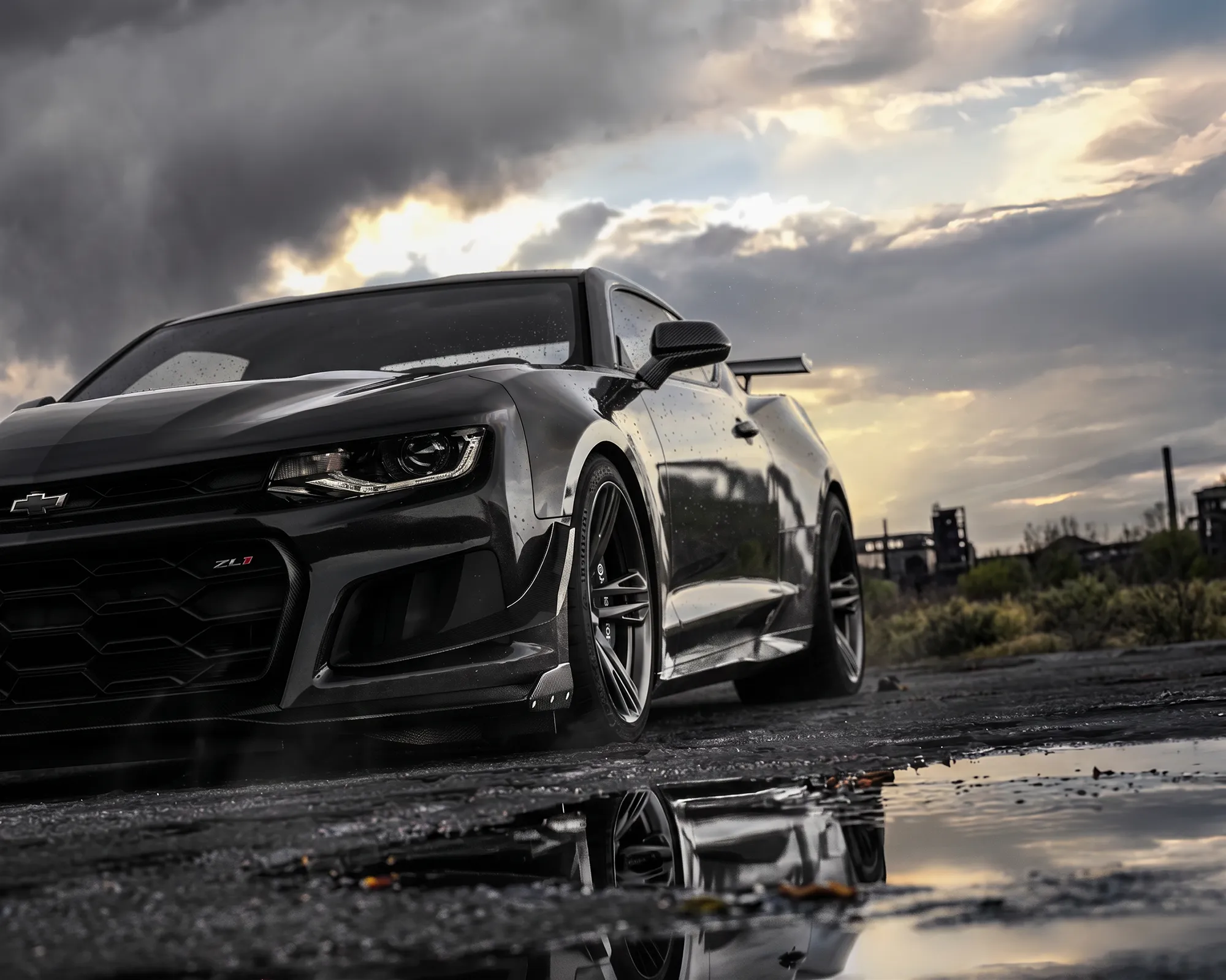 3D-Rendering eines schwarzen Chevrolet Camaro ZL1 aus niedrigem Winkel mit Spiegelung in einer Pfütze vor dramatischem Wolkenhimmel (überarbeitete Fassung)